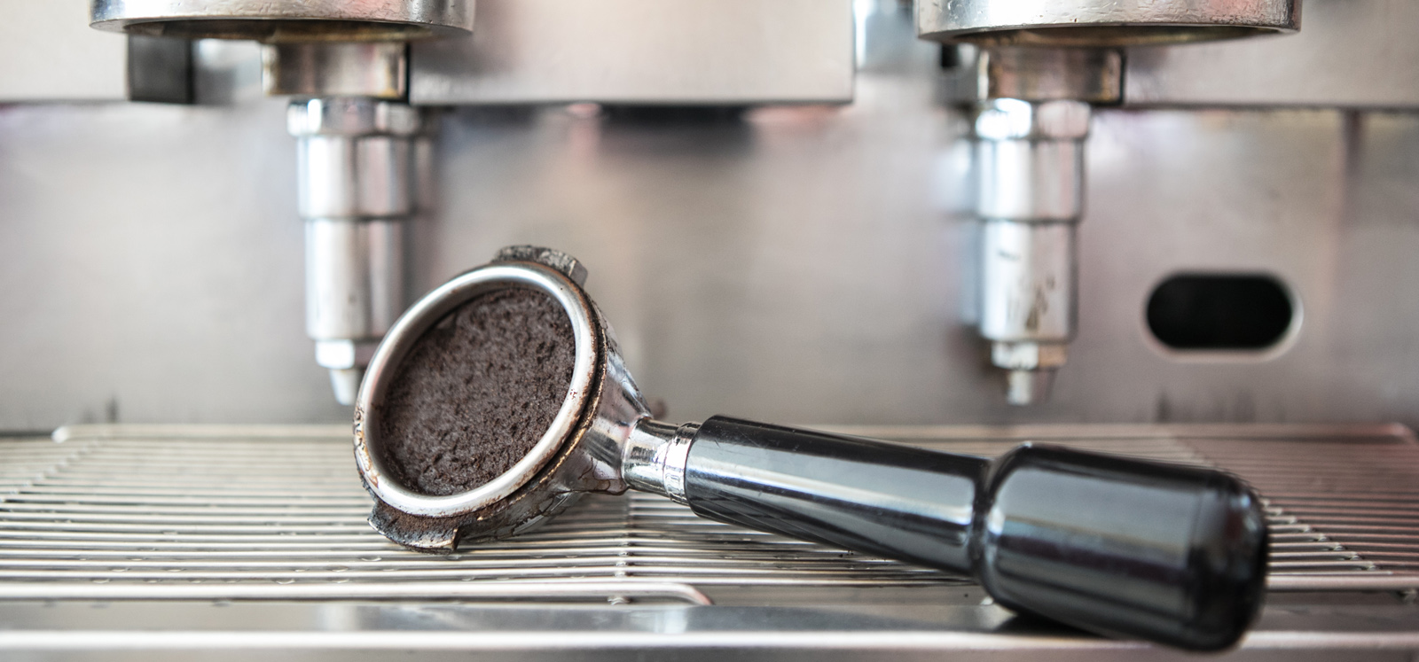 Cientistas transformam borras de café em combustível comparável ao carvão em 90 segundos