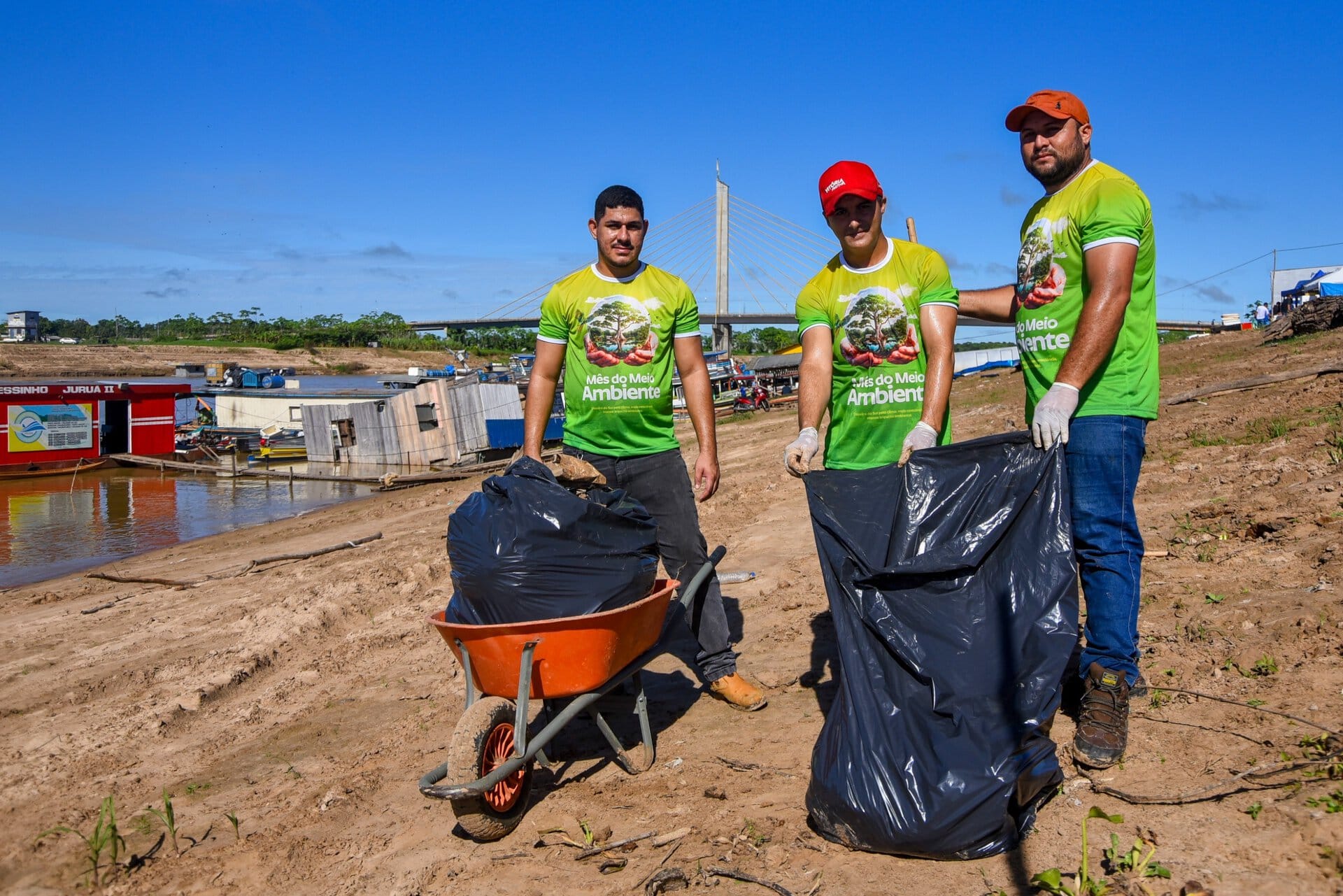 Cruzeiro do Sul promove ação de limpeza no Rio Juruá