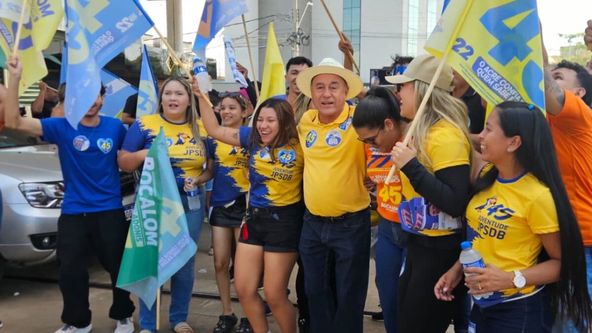 Caminhada de Bocalom e Velloso reúne militância e apoio de comerciantes na Via Chico Mendes