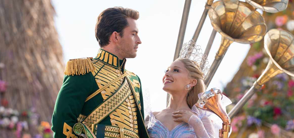 De “Wicked” para a vida: Jonathan Bailey prestigia show de Ariana Grande em Londres