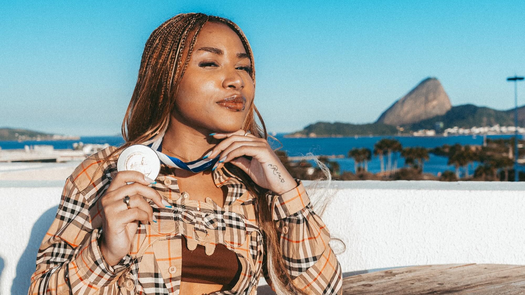 Ebony se torna a 1a mulher do rap a receber medalha especial do Rio de Janeiro
