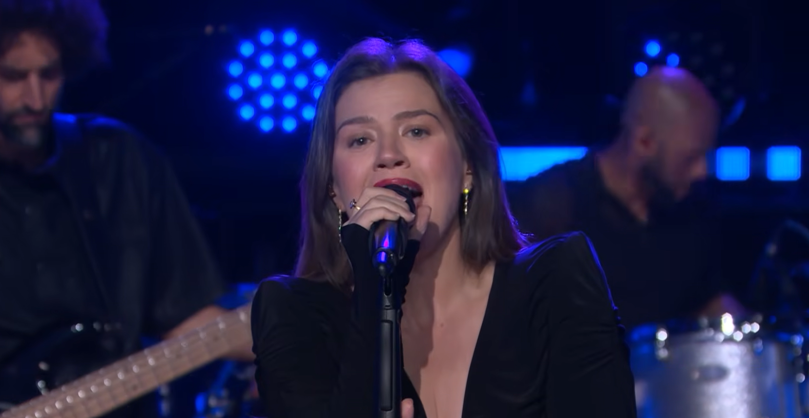 Kelly Clarkson solta voz e faz último cover de programa de TV com “Golden”, hit de “Guerreiras do K-pop”