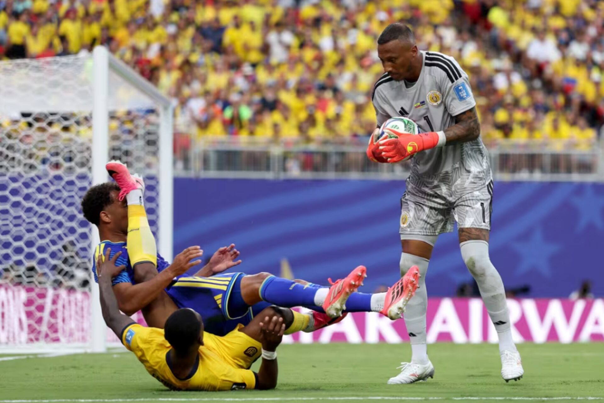 Guarda-redes do Curaçau faz 15 defesas frente ao Equador e torna-se o segundo jogador com mais defesas na história dos Mundiais