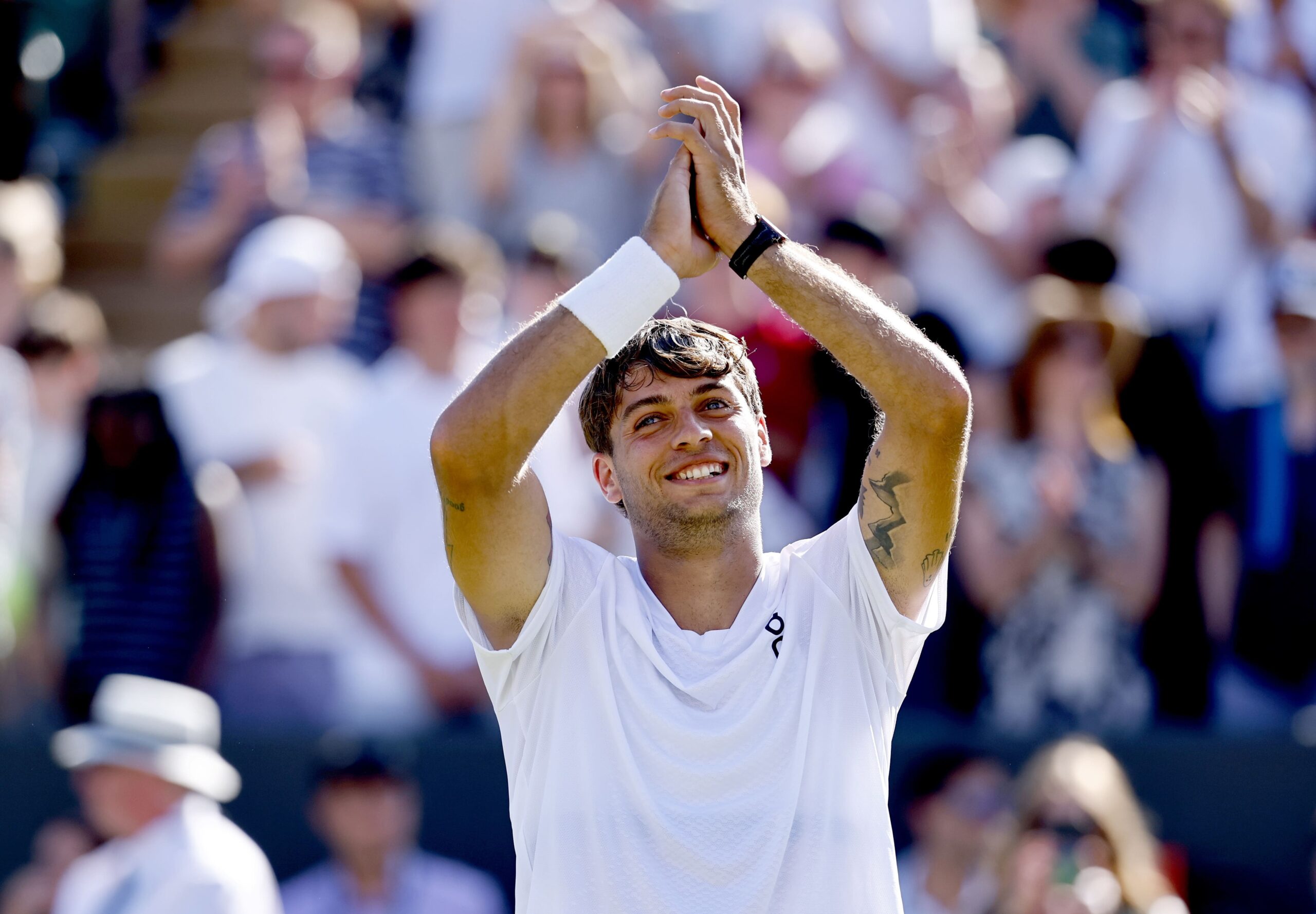 Cobolli resiste a quatro horas com Khachanov, Lehecka encara Zverev em Wimbledon