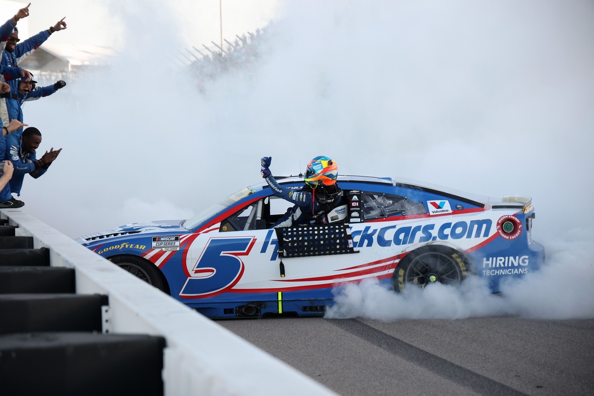 NASCAR Cup: Larson encerra seca de 51 corridas e vence em Gateway
