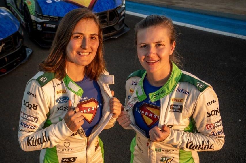 NASCAR Brasil: Tatiana e Bruna correm com pintura da "Super Girl"