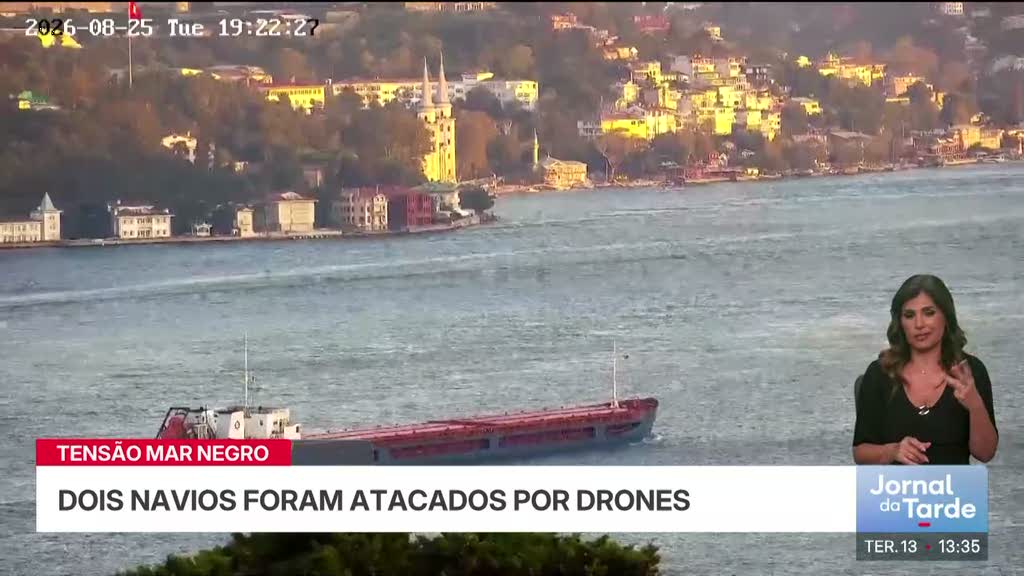 Ataque a dois navios afunda cargueiro