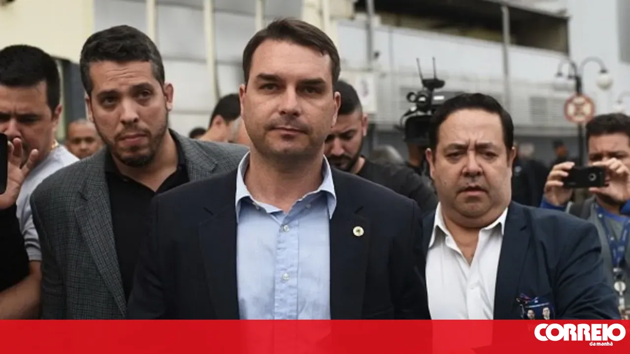 Filho de Bolsonaro investigado por crimes relacionados com o financiamento do filme "Dark Horse"