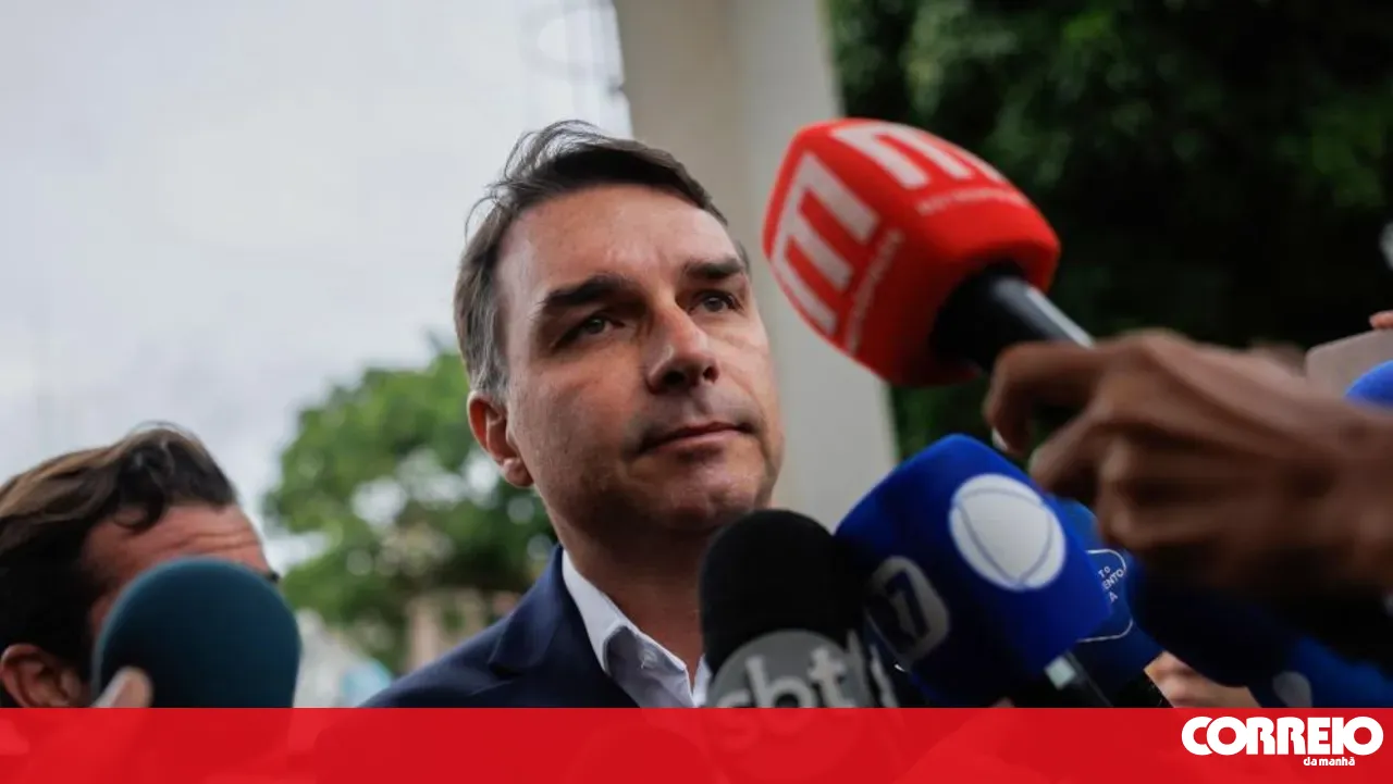 Polícia conclui que Flávio Bolsonaro caluniou Lula ao atribuir