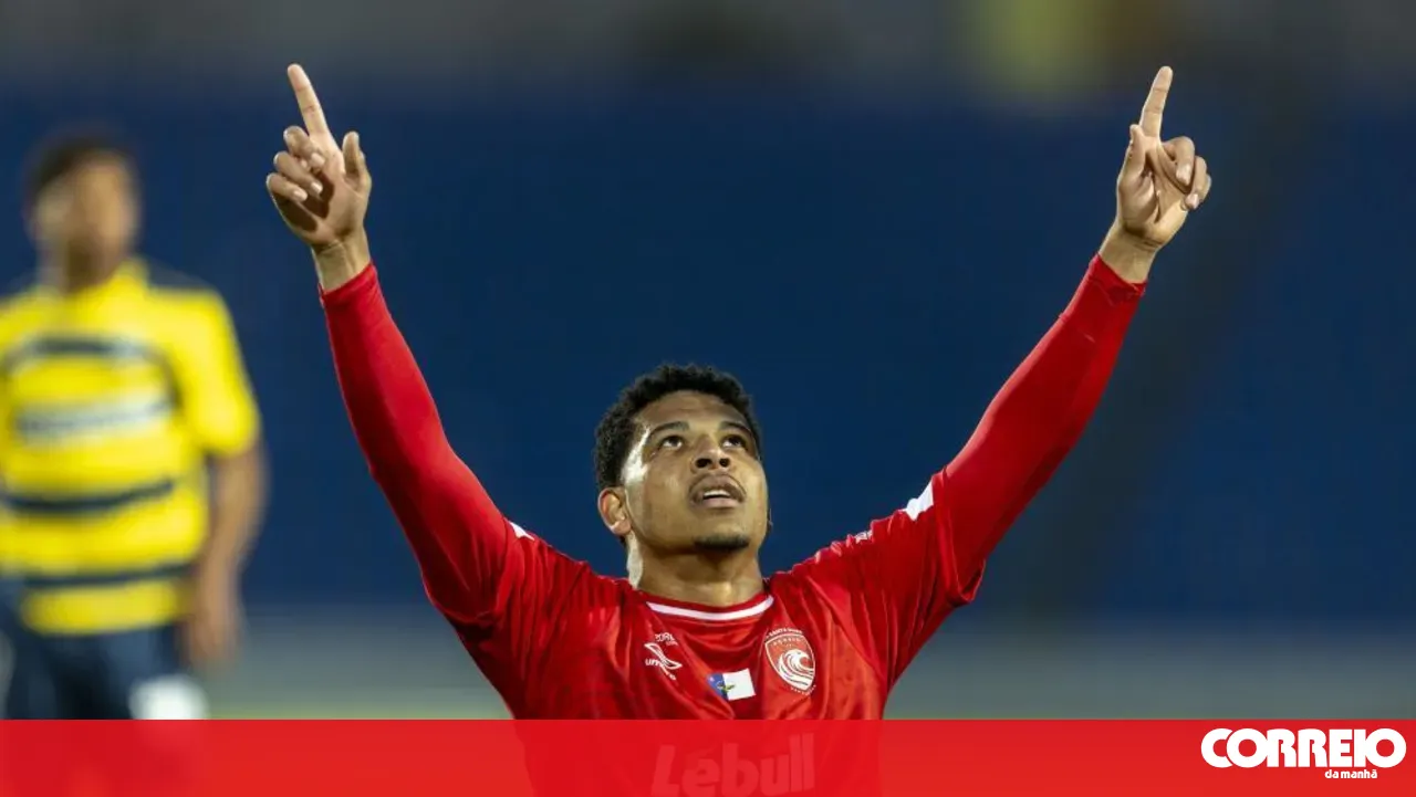 Avançado Vinicius renova com o Santa Clara até 2029