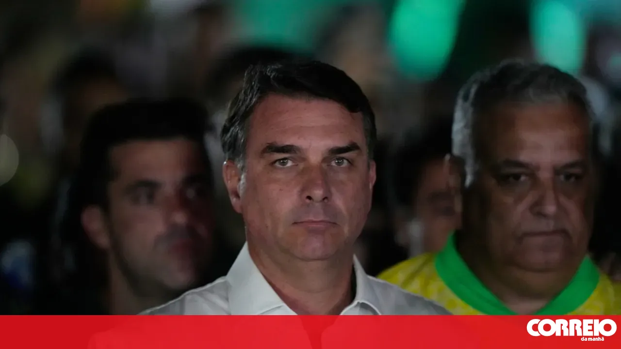 Flávio Bolsonaro fugiu para os EUA