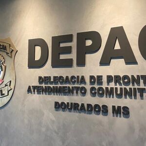 Irmãos colocam dedo no peito de policial e ameaçam vizinha em MS