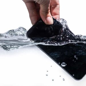 Celular caiu na água? Colocar no arroz funciona? Especialista revela o que fazer