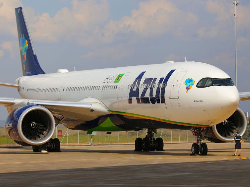 Azul abre seleção para mais de 200 vagas de pilotos