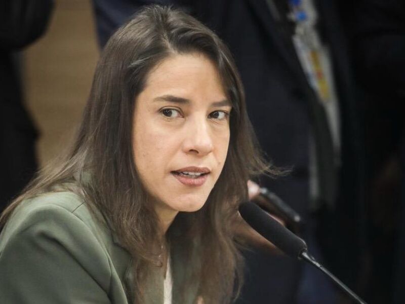 Raquel rebate João Campos sobre uso de helicópteros e aviões