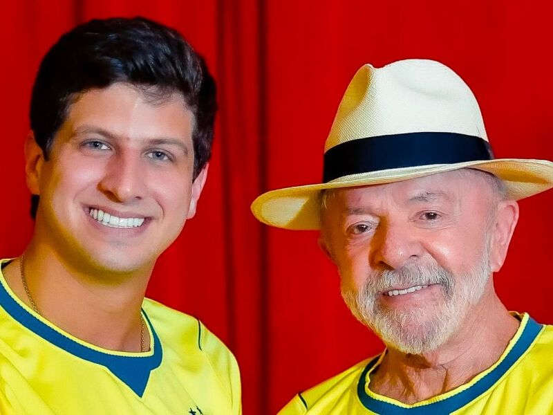 Convidado pelo presidente Lula, João Campos assiste à vitória do Brasil no Alvorada