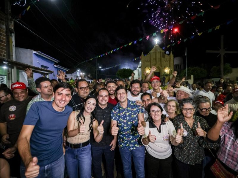 João Campos prestigia o Arraial de São João do Barro Vermelho, em Serra Talhada