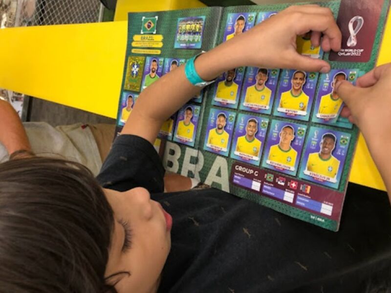 Álbum da Copa resgata brincadeira longe das telas e fortalece os laços entre pais, filhos e avós