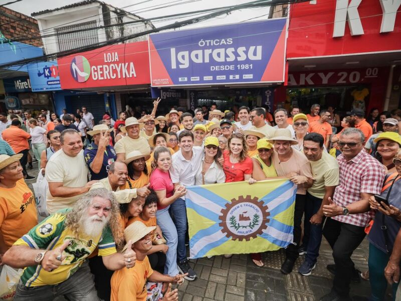 João Campos percorre centro de Paulista e reforça agenda com lideranças da Frente Popular