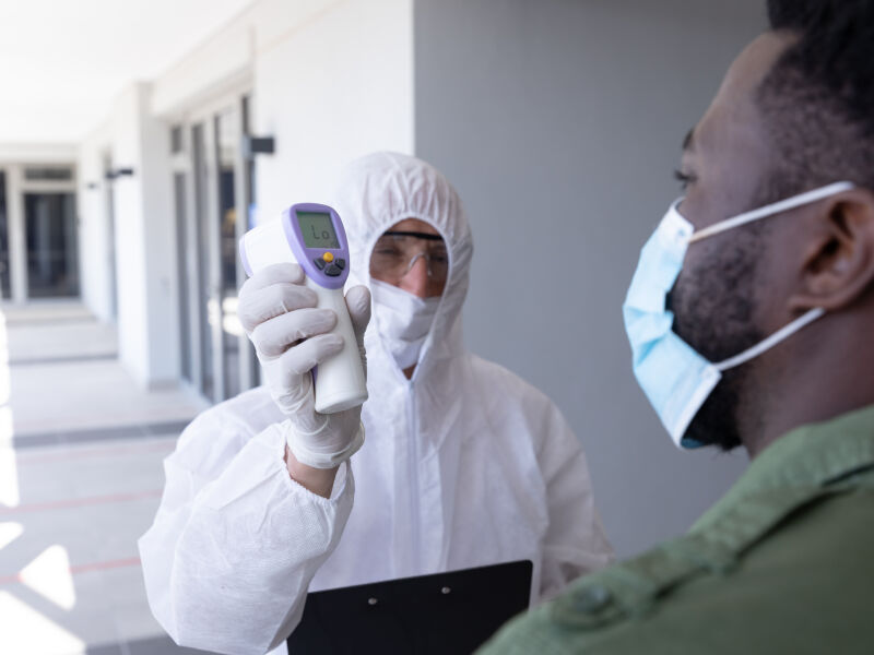 Ebola: febre, dores de cabeça e no corpo estão entre os sintomas