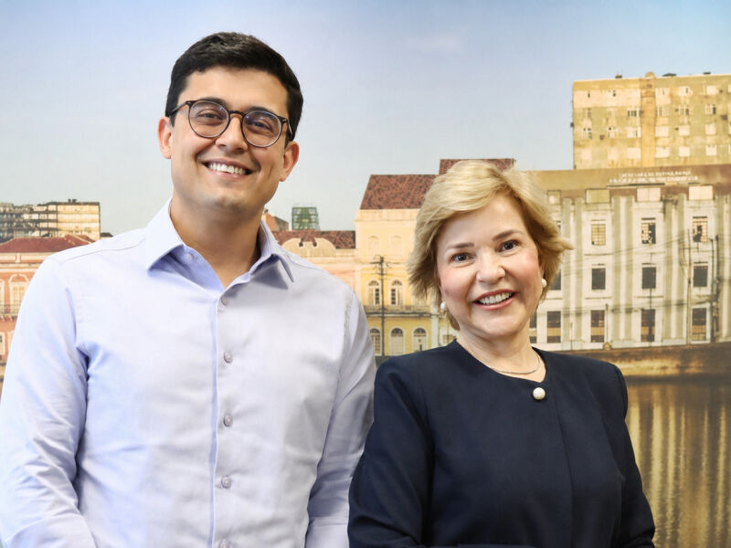 Victor Marques, prefeito do Recife, recebe Roberta Jungmann em seu gabinete
