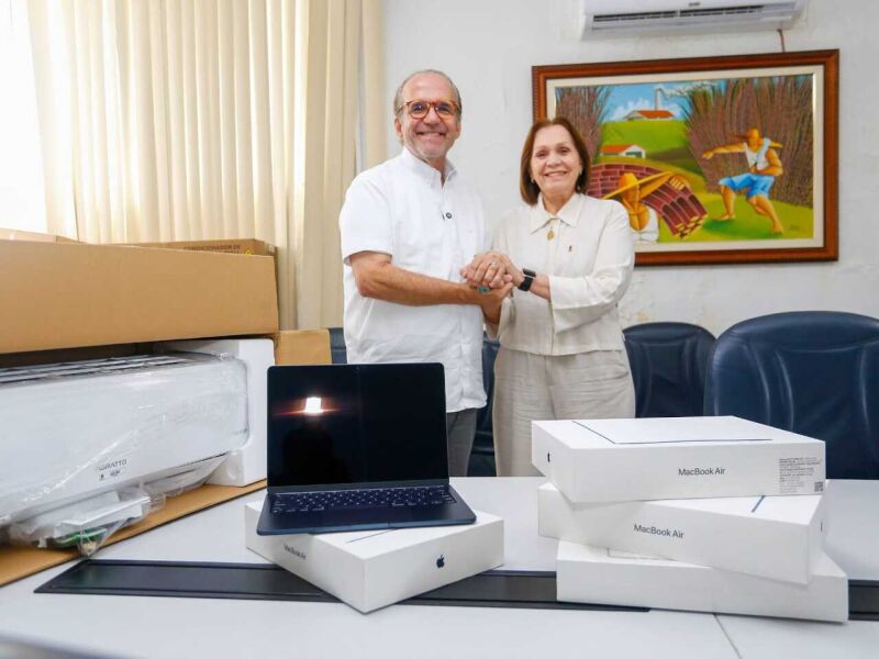 Senador Fernando Dueire entrega equipamentos à UFRPE