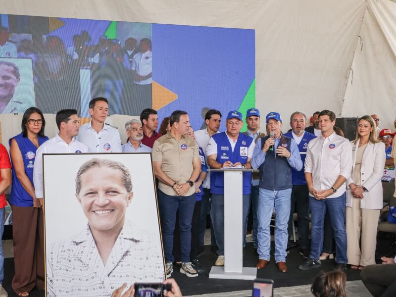 Lula liga para João Campos durante evento em Garanhuns e pede foto com quadro de dona Lindu