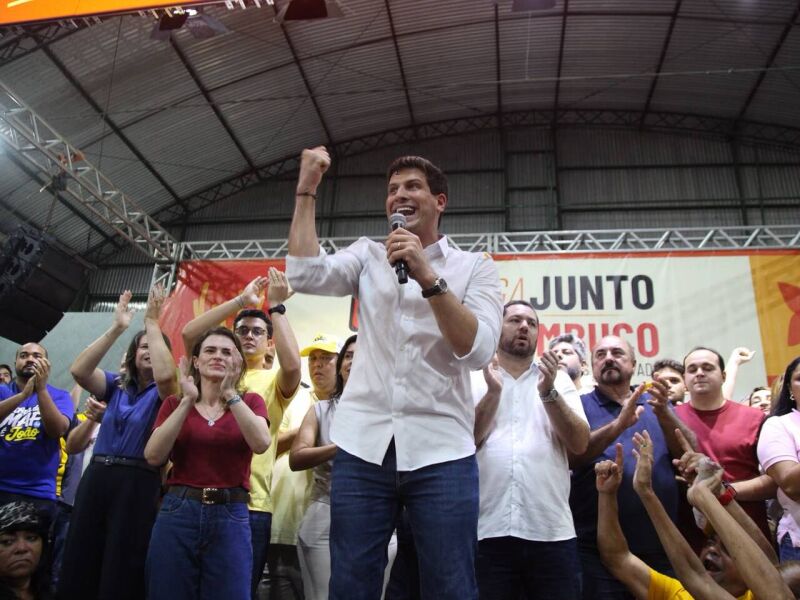 João Campos realiza ato no Ibura e compara gestão no Recife com governo estadual
