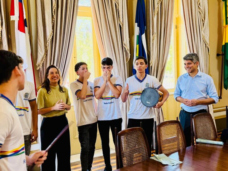Renato Antunes homenageia Banda Cuscuz com Leite e leva estudantes para encontro com Raquel Lyra