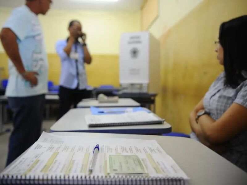 TRE-PE orienta eleitores sobre o uso da cola eleitoral e proibições na cabine de votação
