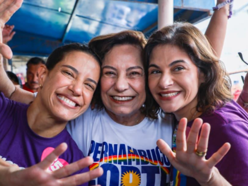 Governadora Raquel Lyra faz campanha ao lado da mãe no Recife: “aprendi com ela”