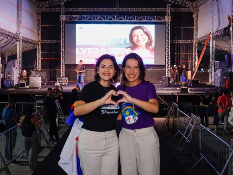 Raquel e Priscila acompanham a montagem de estrutura da convenção