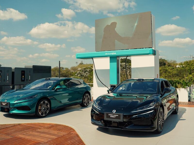 Denza apresenta recarga de 1.500 kW e promete até 400 km em cinco minutos
