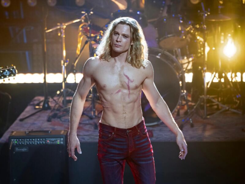 “O Vampiro Lestat” troca veludo por glitter e faz “Entrevista com o Vampiro?