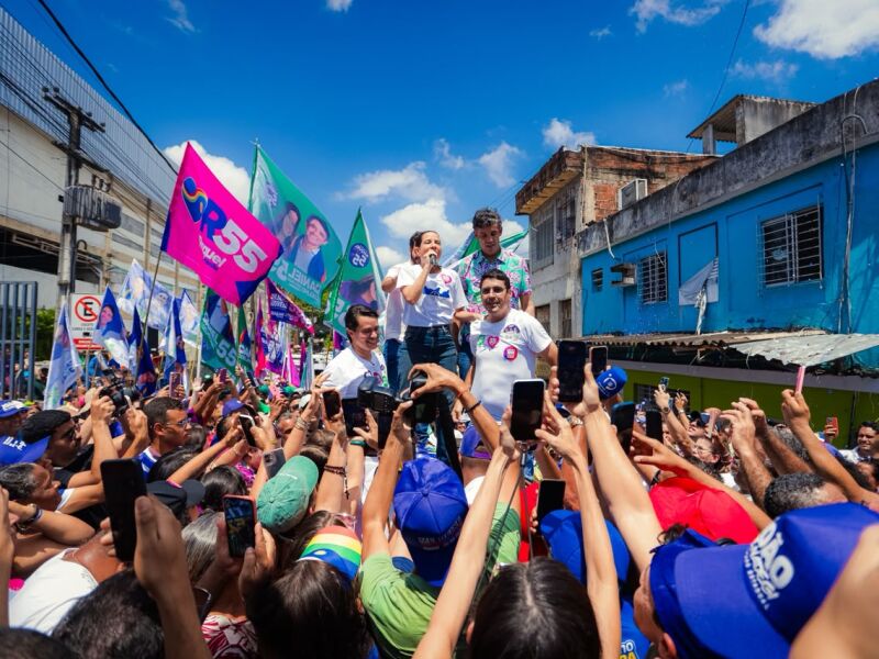 Raquel Lyra reforça pedido de confiança em caminhada por Camaragibe