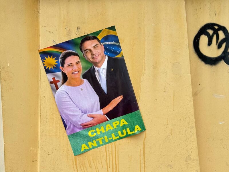 Cartazes espalhados pelo Centro do Recife associam Raquel Lyra a Flávio Bolsonaro