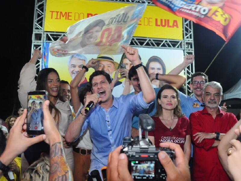 João Campos reúne multidão em caminhada pelo bairro da Mustardinha