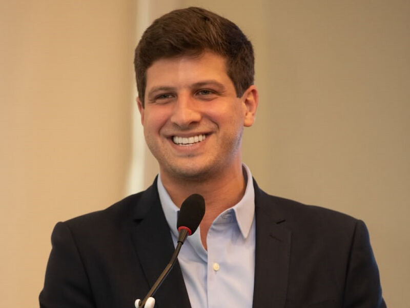 "Grande debate é entre Flávio e Lula", diz João Campos sobre ausência do presidente no debate da Band