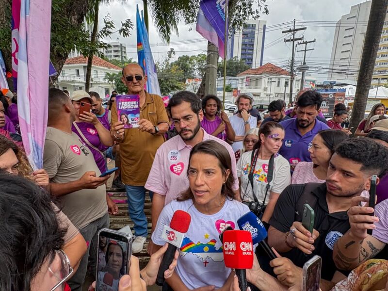 "Estamos falando sobre o nosso trabalho", diz Raquel Lyra após panfletagem no Recife