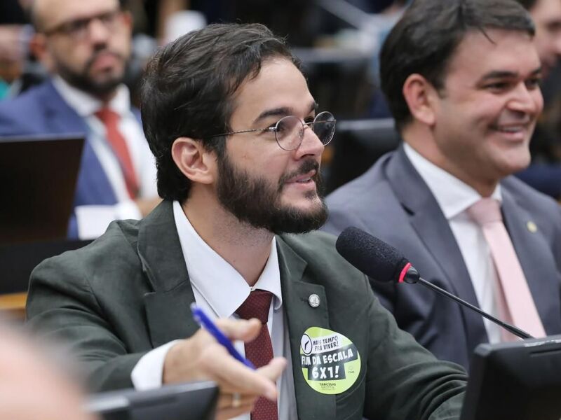 Túlio Gadêlha articula com Omar Aziz para acelerar votação pelo fim da escala 6x1 no Senado