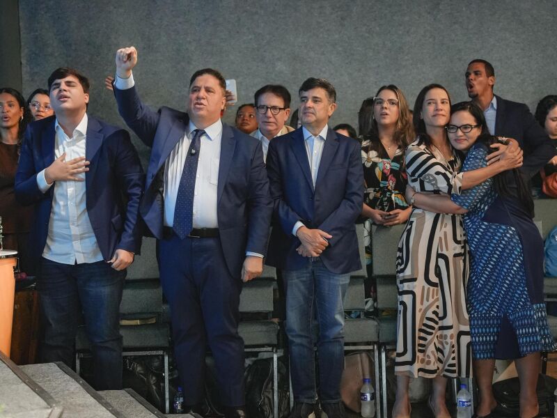 Ao lado de Raquel Lyra, Eduardo da Fonte participa de celebração na Igreja Casa da Benção, no Recife