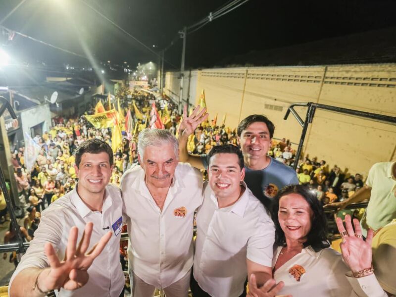 João Campos defende geração de emprego e investimentos no Agreste durante caminhada em Bonito