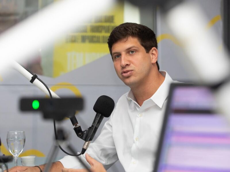 João Campos critica atuação do governo na educação e propõe ampliação dos ensinos integral e técnico