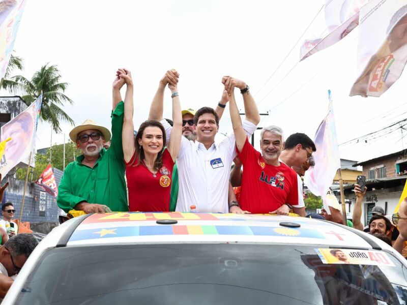Em carreata de quatro horas, João Campos percorre oito bairros da Zona Norte do Recife