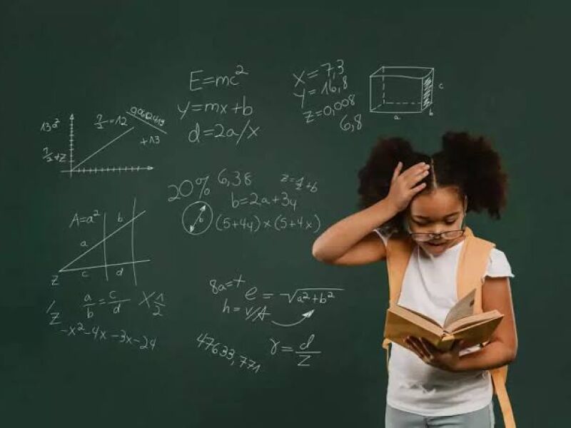 Matemática melhora no ensino médio, mas dificuldades reaparecem quando o aluno chega à universidade