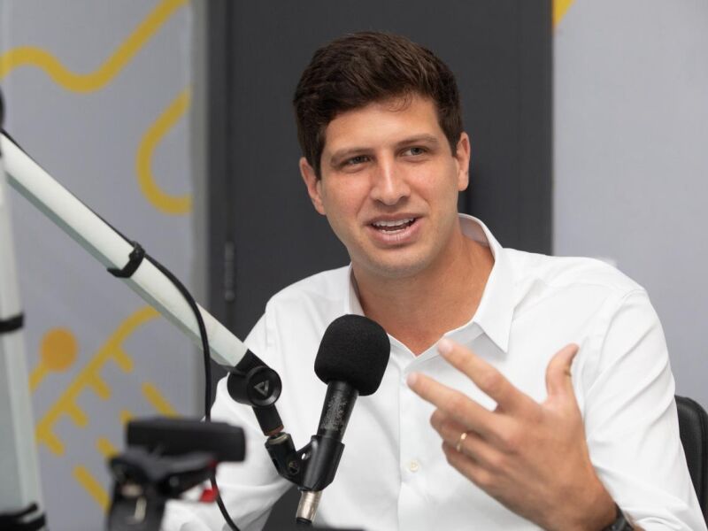 Na sabatina da Rádio Folha, João Campos promete isentar IPVA para motoristas de aplicativo