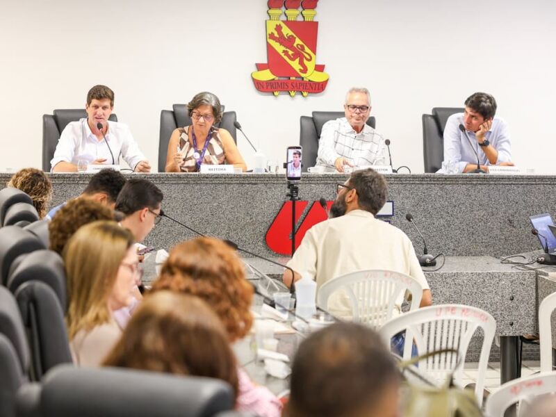João Campos participa de sabatina com a comunidade acadêmica da UPE e apresenta propostas