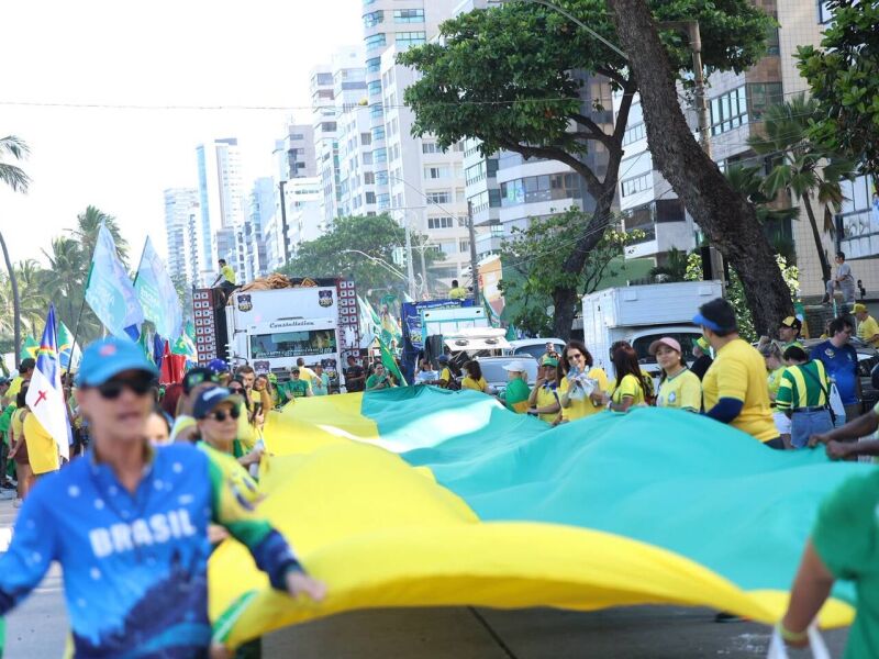 Apoiadores de Jair Bolsonaro e Flávio Bolsonaro realizam manifestação em Boa Viagem, nesta segunda
