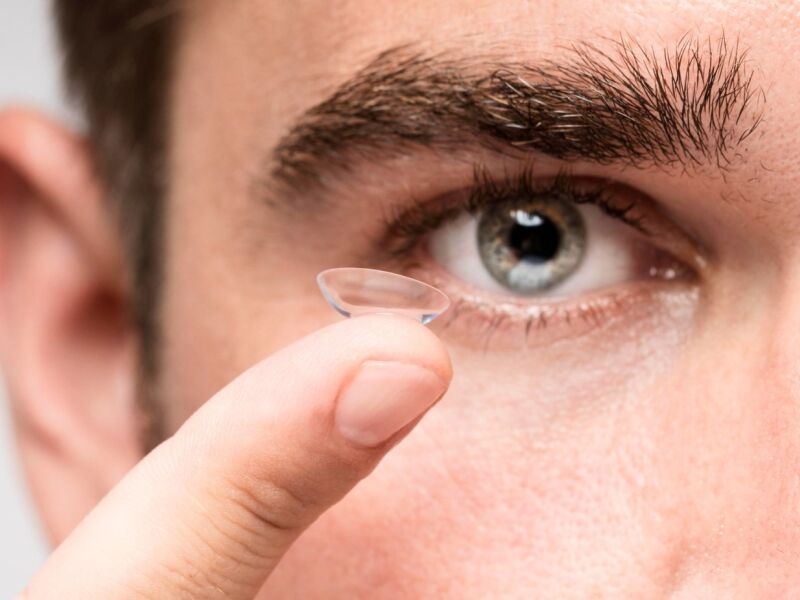 Setembro Safira alerta para riscos do mau uso de lentes de contato