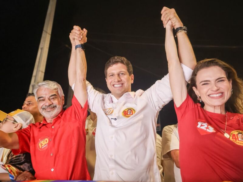 Ao lado de Humberto Costa e Marília Arraes, João Campos realiza carreata em Jaboatão dos Guararapes